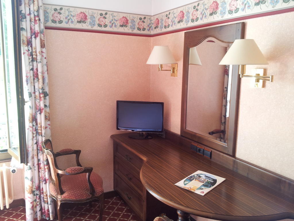 Aux Meubles Du Manoir Aparthotel Aix-les-Bains Szoba fotó